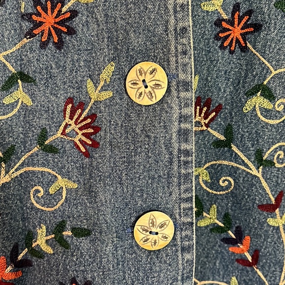 Vintage NEW DIRECTIONS Size 2X Floral Embroidered Denim Carved Buttons Front - Picture 8 of 12